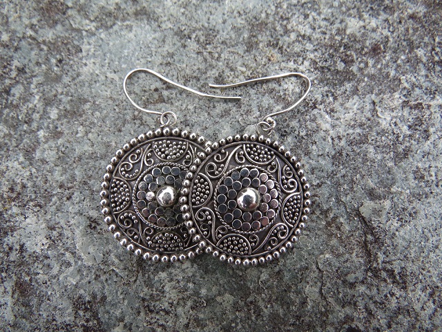 Makira round patterned earrings