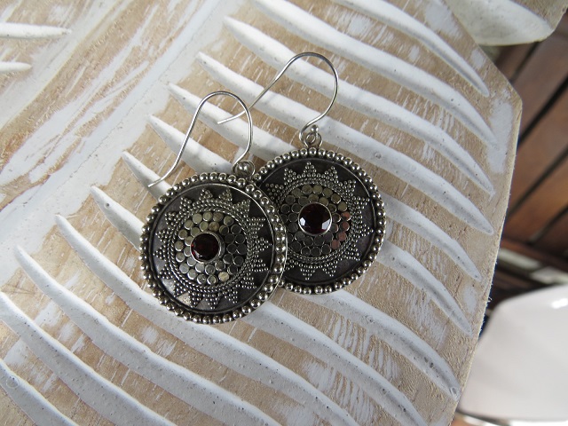 Makira Round Sterling Silver Earring with Garnet